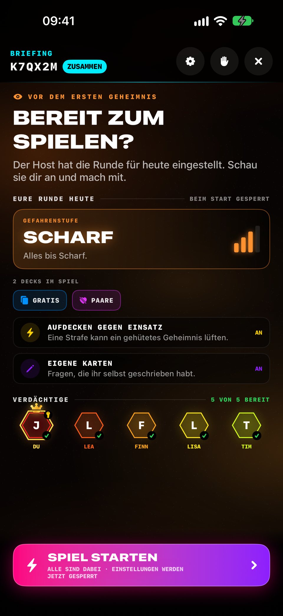 Ein Raum bei EIGENE HANDYS vor dem ersten Geheimnis: Stufe Scharf, die Decks Gratis und Paare, Aufdecken gegen Einsatz an, und alle fünf sind bereit