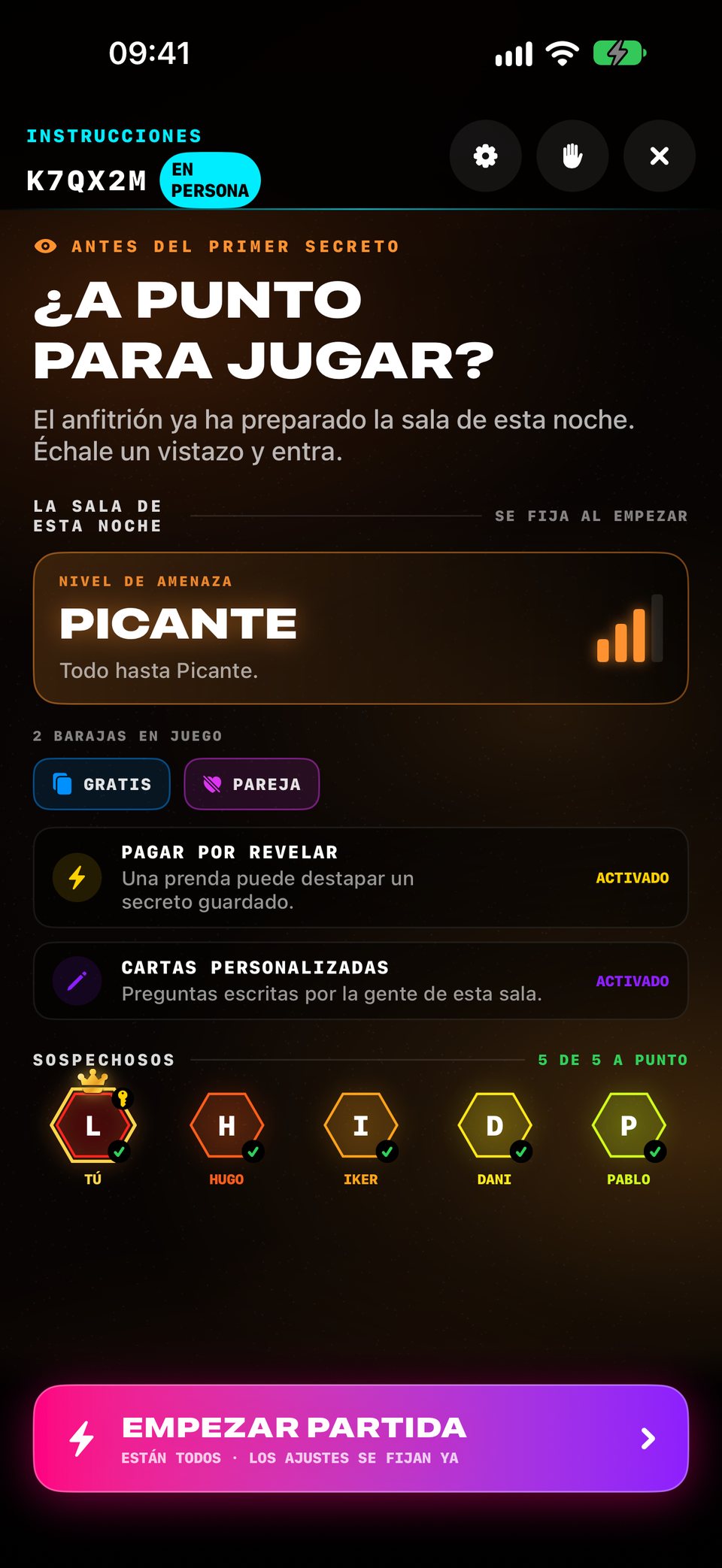 Una sala de UN MÓVIL POR CABEZA antes del primer secreto: nivel Picante, barajas Gratis y Pareja, Pagar por revelar activado y las cinco personas listas