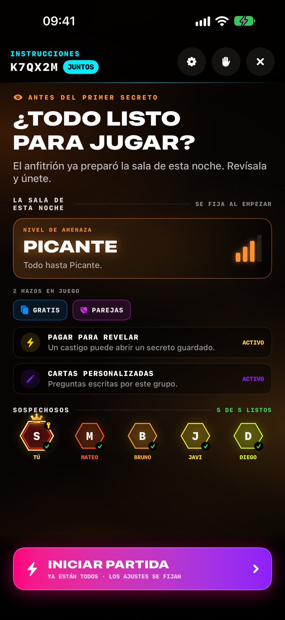 Una sala de CADA QUIEN SU CELULAR antes del primer secreto: nivel Picante, mazos Gratis y Terapia de pareja, Pagar para revelar activado y los cinco jugadores listos