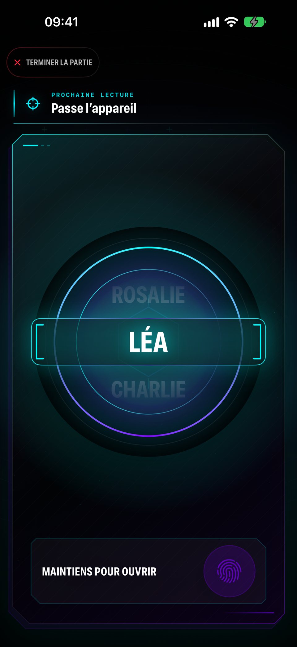 Paranoia choisit Léa pour lire la prochaine question et attend qu’elle maintienne le bouton pour ouvrir sa question secrète