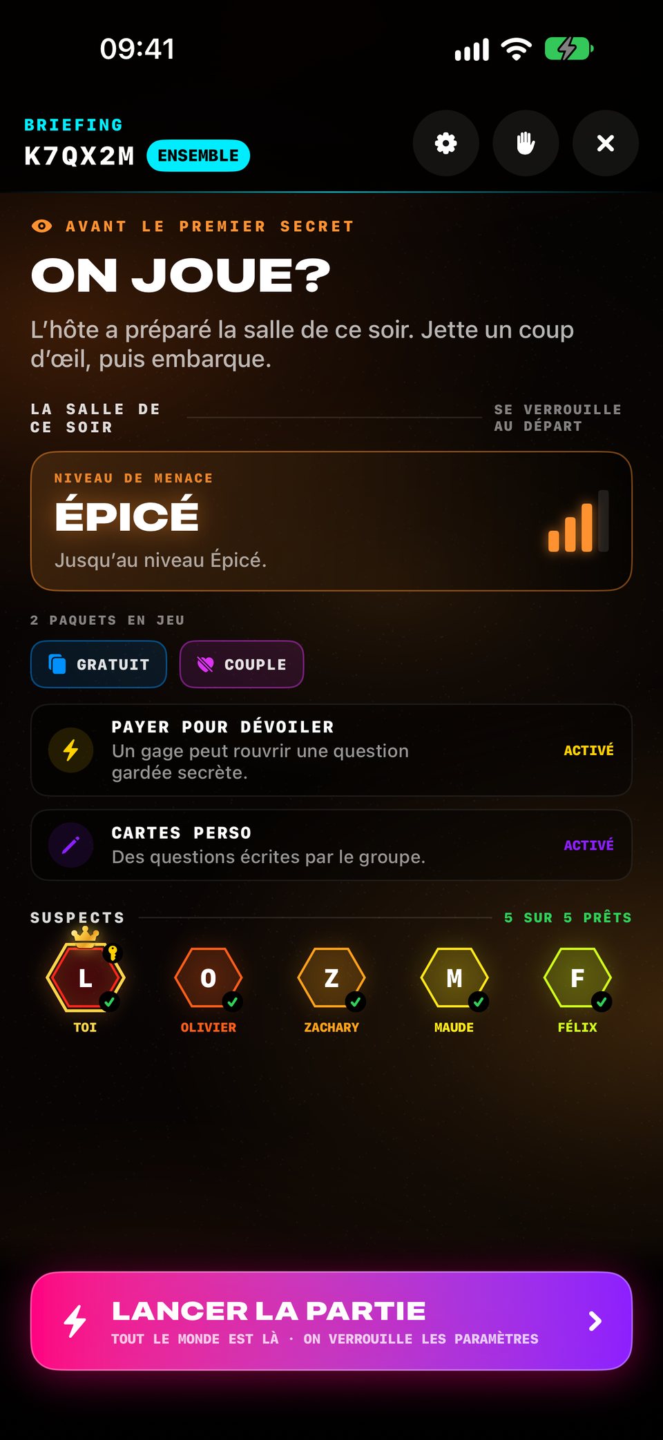 Une salle CHACUN SON CELL avant le premier secret : niveau Épicé, paquets Gratuit et Couple, « Payer pour dévoiler » activé et les cinq joueurs prêts