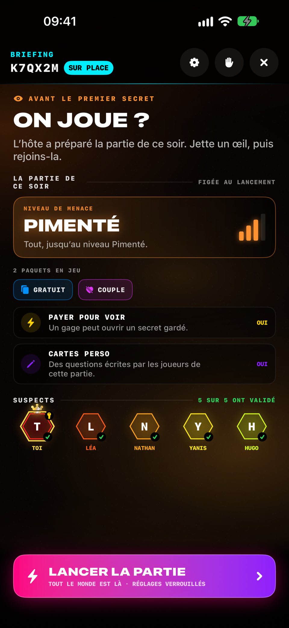 Une partie CHACUN SON TÉLÉPHONE avant le premier secret : niveau Pimenté, paquets Gratuit et Thérapie de couple, Payer pour voir activé, et les cinq personnes prêtes à jouer