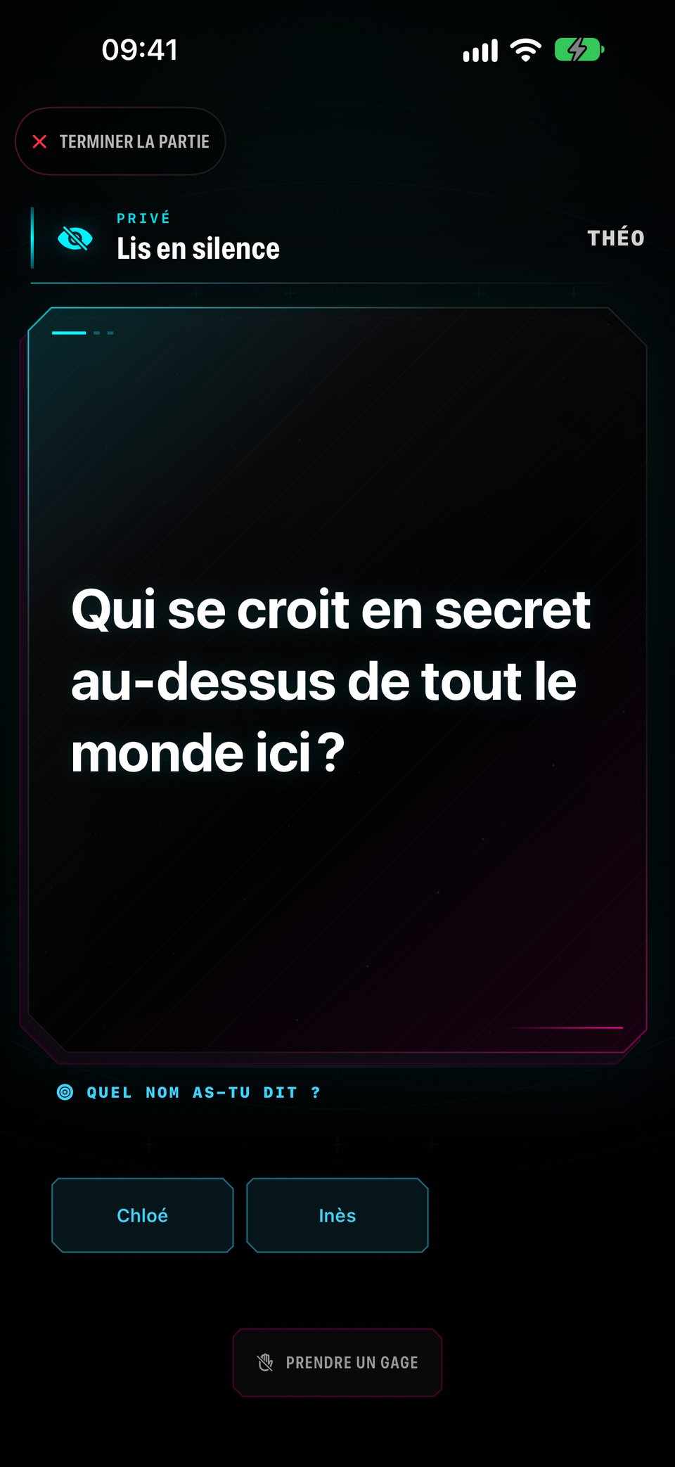 Théo lit « Qui se croit en secret au-dessus de tout le monde ici ? » et peut choisir entre Chloé et Inès