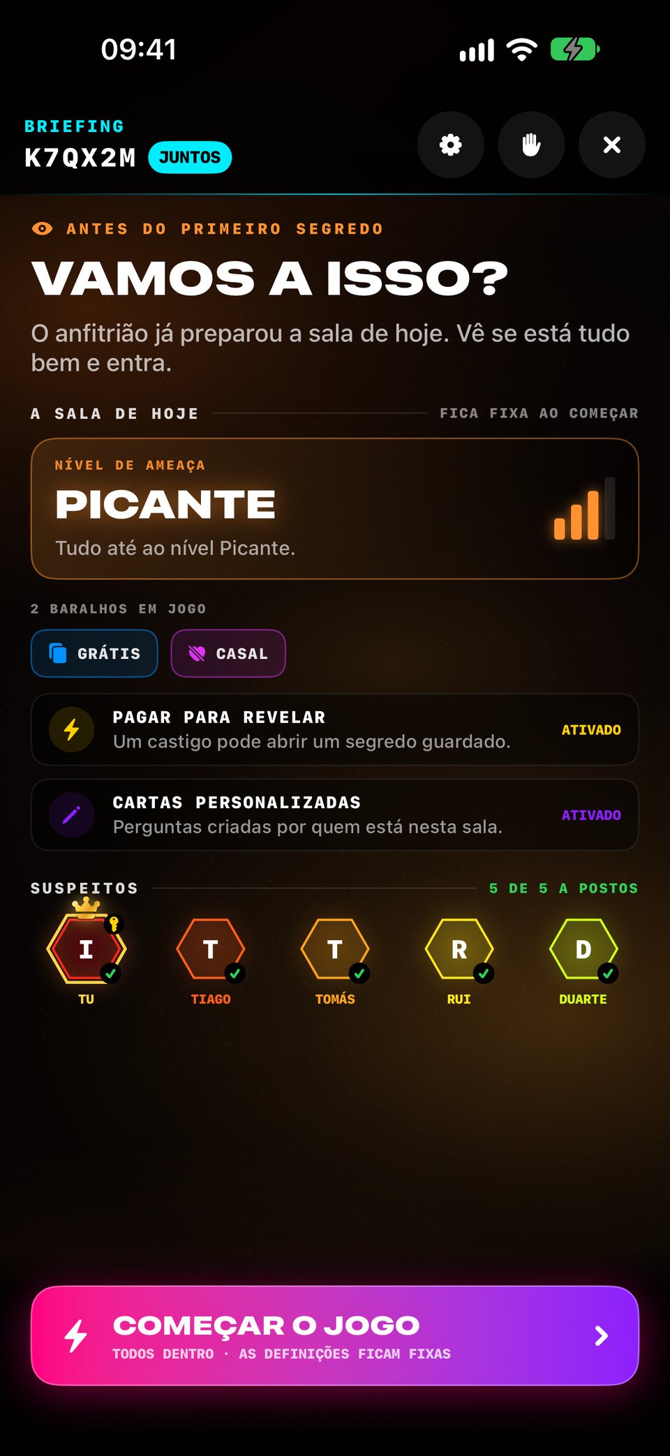Uma sala de CADA UM NO SEU antes do primeiro segredo: nível Picante, baralhos Grátis e Casal, Pagar para revelar ativo e as cinco pessoas a postos