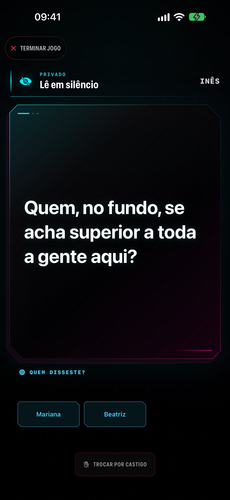 A Inês a ler «Quem, no fundo, se acha superior a toda a gente aqui?», com a Mariana e a Beatriz para escolher