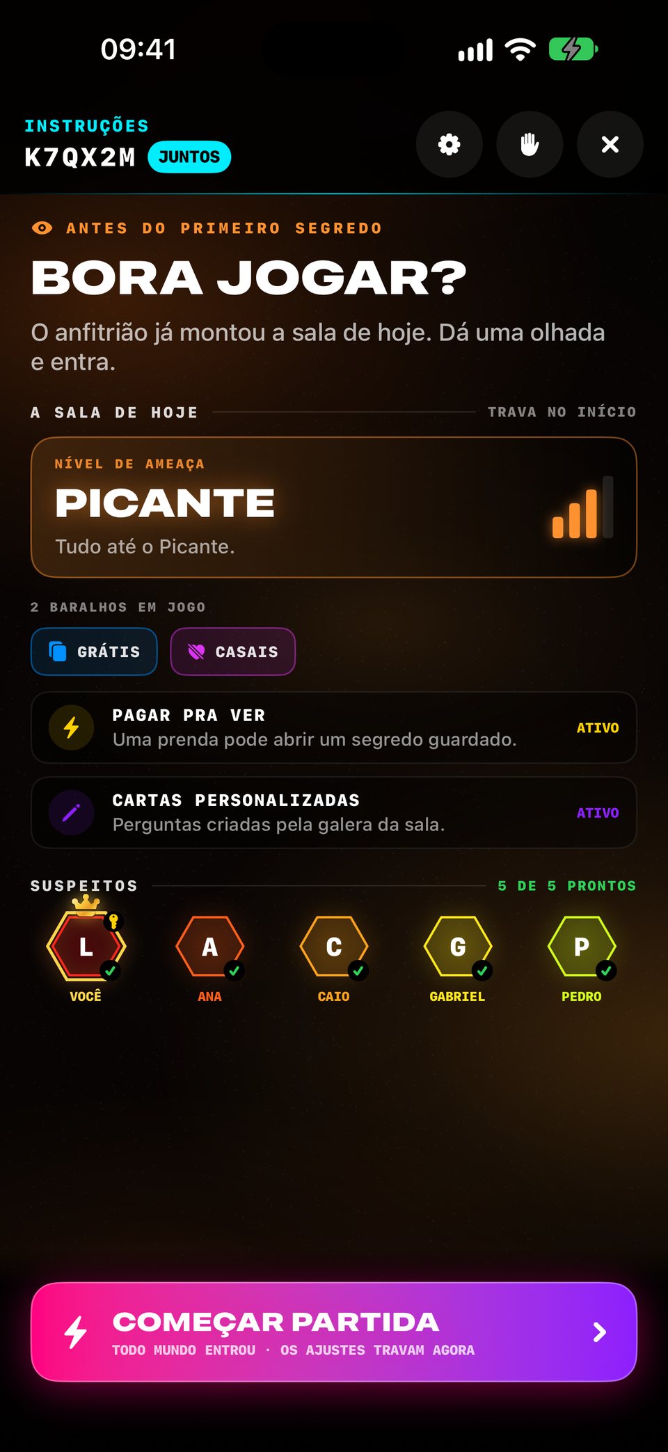 Uma sala de CADA UM NO SEU antes do primeiro segredo: nível Picante, baralhos Grátis e Casais, Pagar pra ver ativado e as cinco pessoas prontas