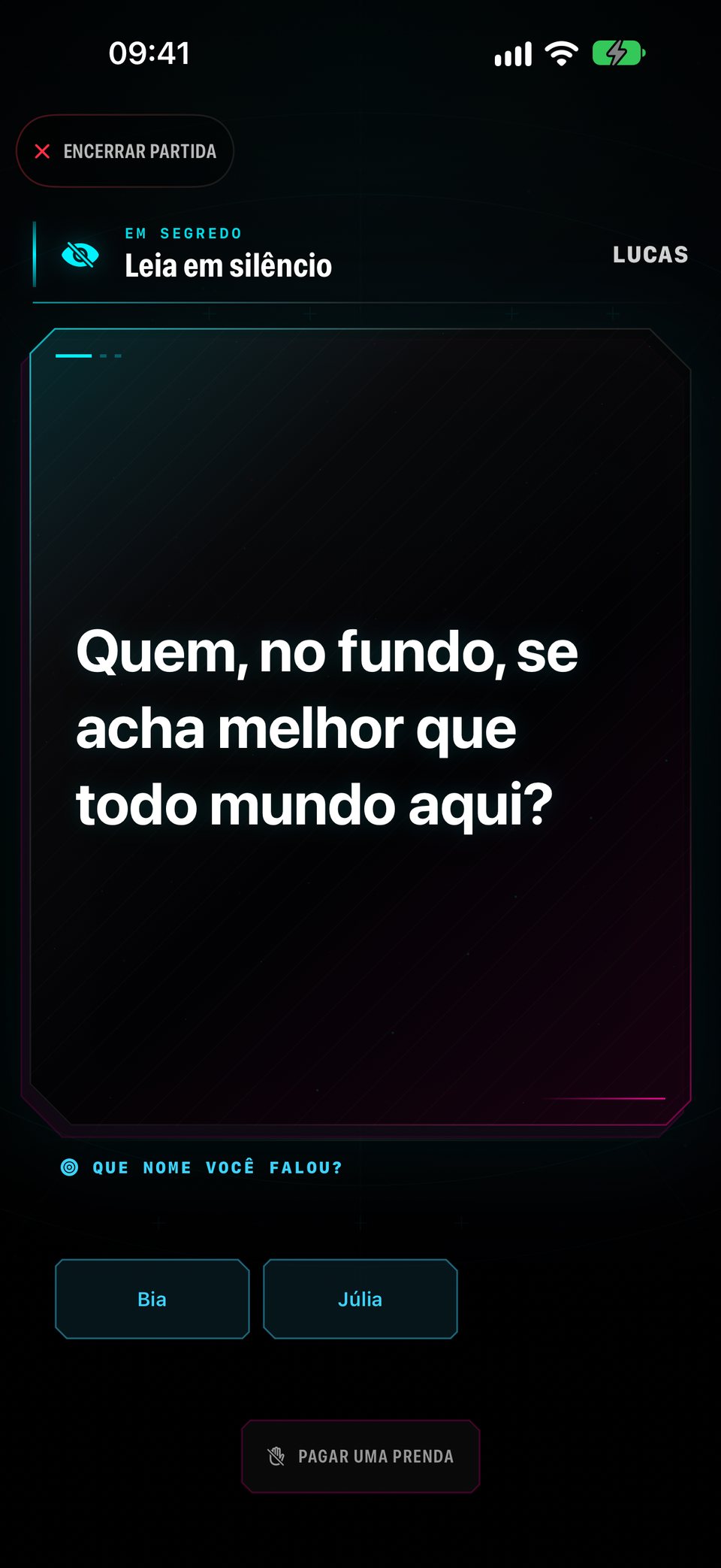 Lucas lendo “Quem, no fundo, se acha melhor que todo mundo aqui?”, com Bia e Júlia como opções