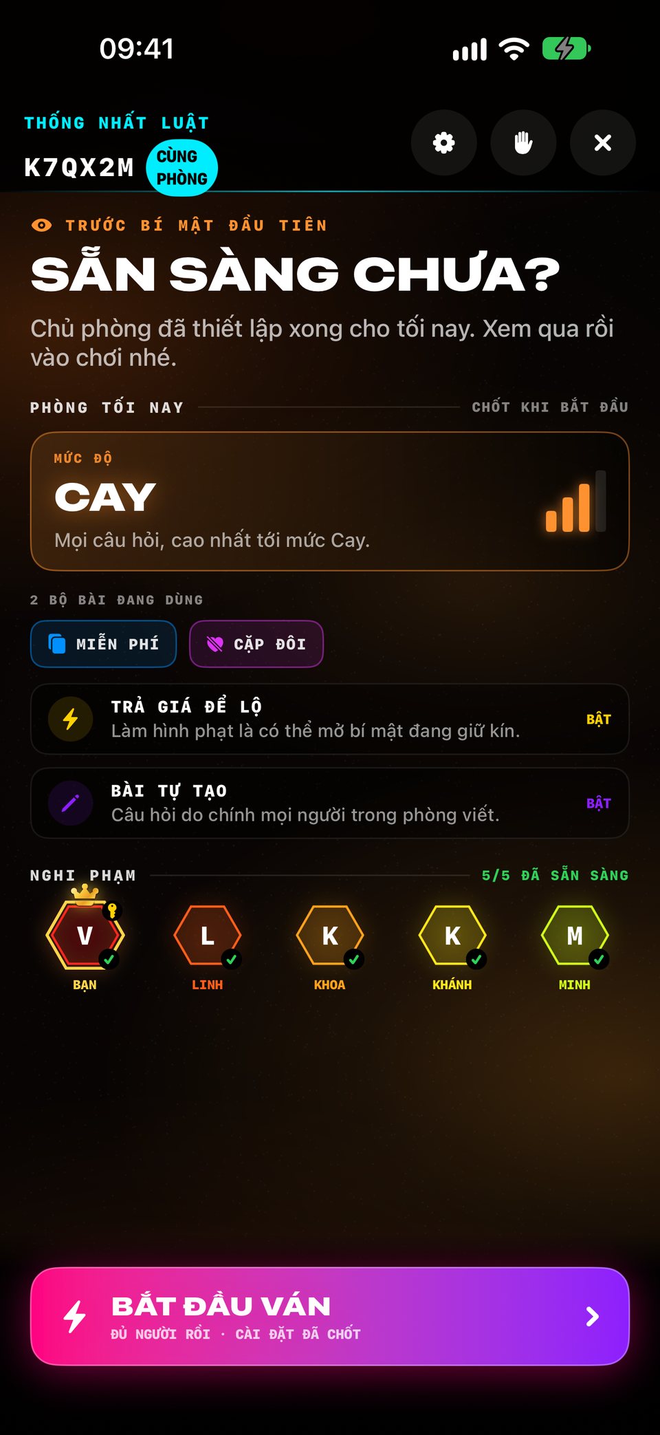 Một phòng MỖI NGƯỜI MỘT MÁY trước bí mật đầu tiên: mức Cay, bộ Miễn phí và Cặp đôi, Trả giá để lộ đang bật, cả năm người đã sẵn sàng