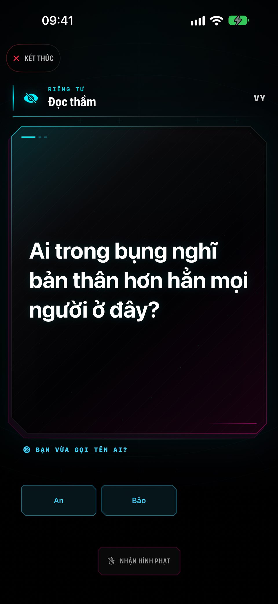 Khánh đọc câu “Ai trong bụng nghĩ bản thân hơn hẳn mọi người ở đây?”, với Vy, Linh và Khoa để chọn